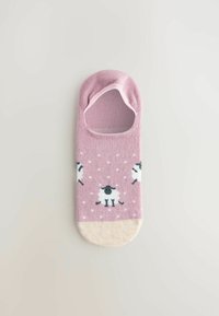 Vaaleanpunainen puuvillasukka, jossa on valkoisia pilkkuja ja kuvioitu lampaita. Sukassa on pyöreä suuaukon reuna ja kermaan vivahtava kärki.