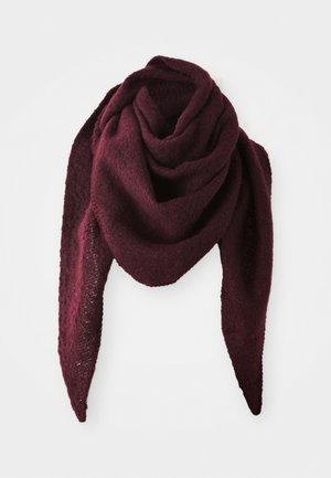 Écharpe triangulaire douce de couleur bordeaux foncé, tricotée avec une texture, pliée et drapée avec les extrémités pointues pendant vers le bas.