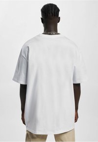 Upscale by Mister Tee FLYING HIGH OVERSIZE FLYING HIGH OVERS - T-shirts med print - white