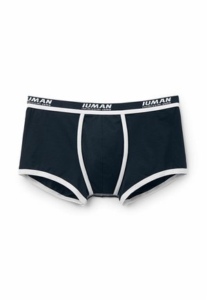 Granatowe męskie bokserki z białym wykończeniem i paskiem w pasie z nadrukowanym logo "IUMAN Intimissimi Uomo", rozłożone na płasko na białym tle.