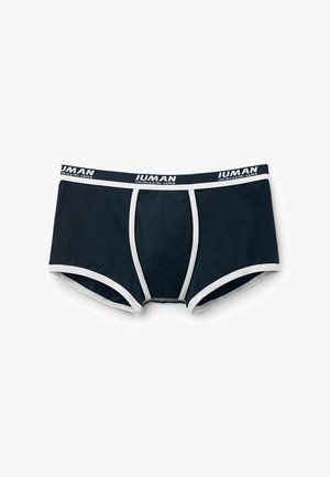 Granatowe męskie bokserki z białym wykończeniem i paskiem w pasie z nadrukowanym logo "IUMAN Intimissimi Uomo", rozłożone na płasko na białym tle.