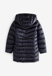 Veste matelassée bleu marine avec capuche, design matelassé et surpiqûres en chevron. Fabriquée en matériau brillant et lisse, avec des manches longues.