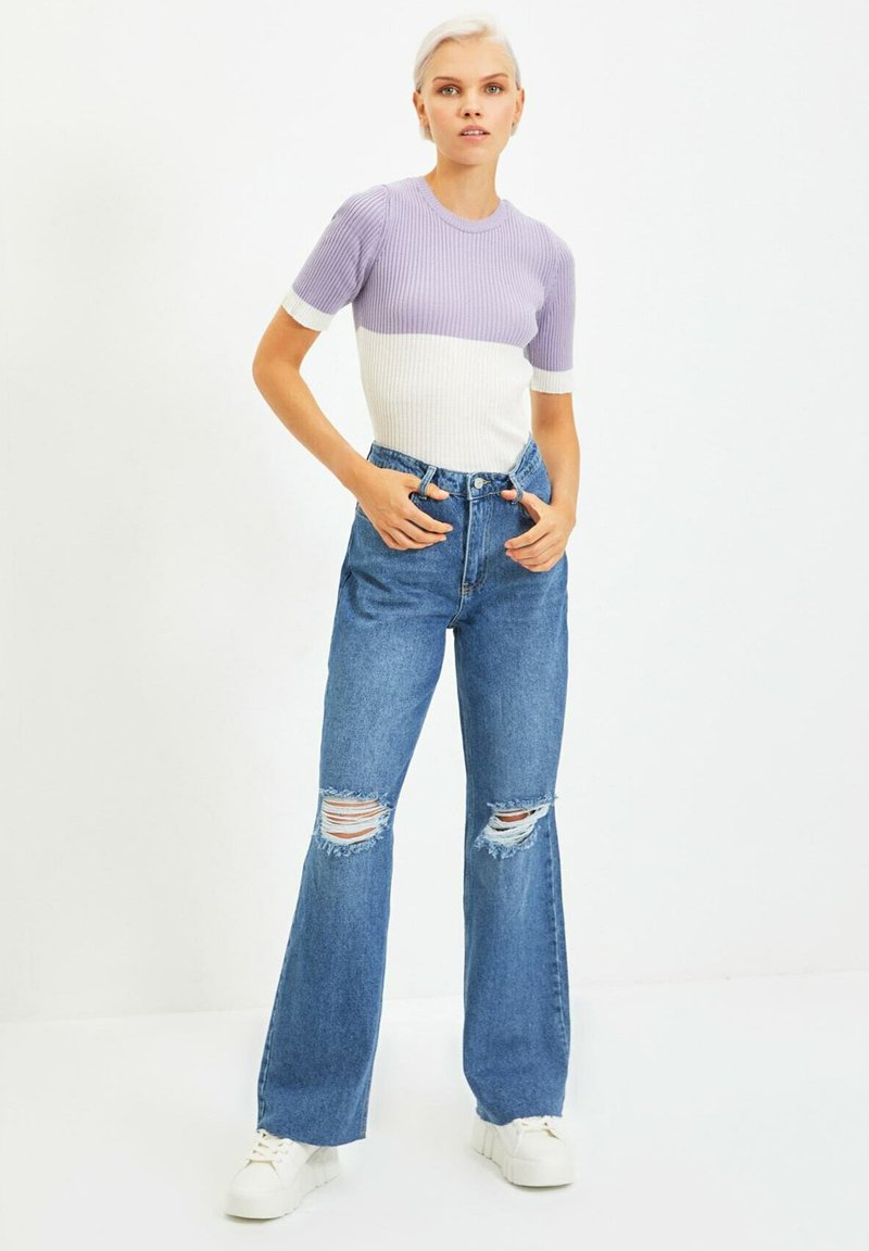 Trendyol Flared Jeans blauw