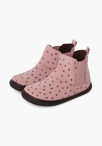Botines de ante rosa con patrón de estrellas y paneles laterales elásticos. Suela de goma texturizada para mayor agarre. Forro interior marrón.