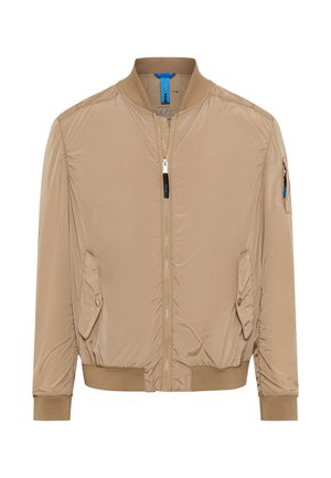 Veste bomber marron clair avec fermeture éclair frontale, poches à rabat fermées par boutons sur les côtés, poche zippée sur la manche, et col, poignets et ourlet côtelés.