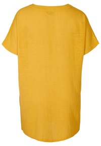 Gul kortärmad topp i texturerat tyg; löst, avslappnat snitt med rundad halslinning och sidofickor vid fållen.