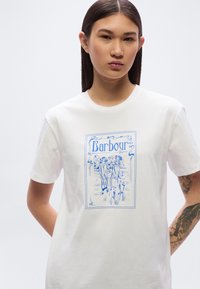 Λευκό βαμβακερό μπλουζάκι με μπλε τυπωμένη εικόνα δύο φιγούρων με ένα σκύλο, περιτριγυρισμένο από διακοσμητικά στοιχεία και το κείμενο "Barbour."