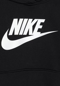 Černá mikina s kapucí se výrazným bílým logem "NIKE" a zakřiveným bílým designem swoosh. Měkká, texturovaná tkanina s předním švem.