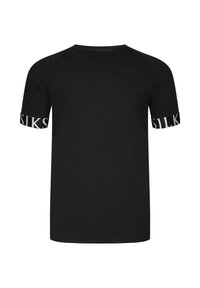 T-shirt nera a maniche corte con collo rotondo, logo sul petto e testo bianco in grassetto sui polsini delle maniche con la scritta "SIKSILK".