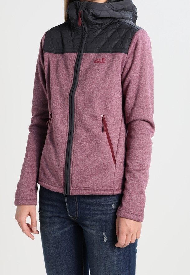 Kaptur z pikowanego czarnego materiału i górna część, burgundowe korpusu, zamek błyskawiczny z przodu, dwa boczne kieszenie z czerwonymi akcentami, wykonana z teksturowanej, elastycznej tkaniny.