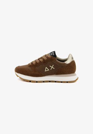 Bruine suède sneakers met gouden accenten, witte tussenzool, gestructureerde bovenzijde, ronde veters en een logo op de tong. Gematigde tractie op de lichtbruine zool.
