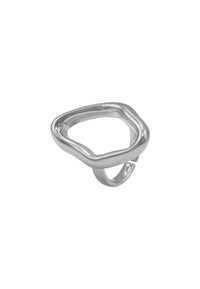 Sølv ring med en organisk, asymmetrisk trekantform. Glatt, polert overflate med en tykk ring. Ingen ekstra aksenter eller mønstre.