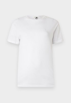 Camiseta blanca lisa de algodón de manga corta y cuello redondo con un pequeño logo sutil cerca del pecho y una etiqueta en el cuello.