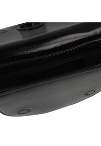 Borsa nera in ecopelle con una superficie liscia e lucida. Presenta una chiusura a morsetto e tasche interne, con dettagli in metallo arrotondati.