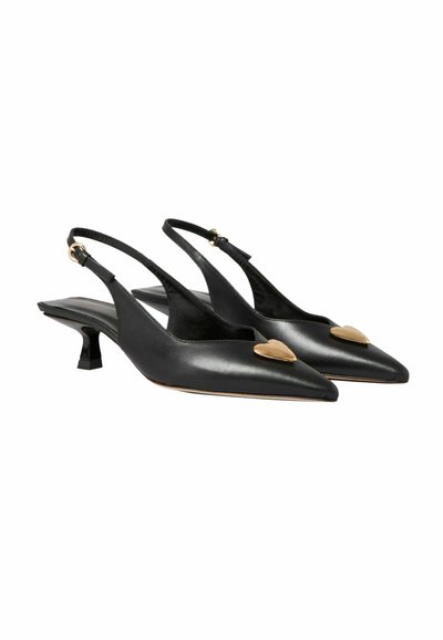 Chaussures slingback en cuir noir avec un bout pointu, accent en forme de coeur doré et un petit talon texturé noir. Fini lisse, design à talon ouvert.