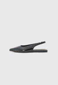 Czarne lakierowane mokasyny typu slingback z ostro zakończonym noskiem, minimalistycznym designem oraz gumową podeszwą, z wycięciem po boku.