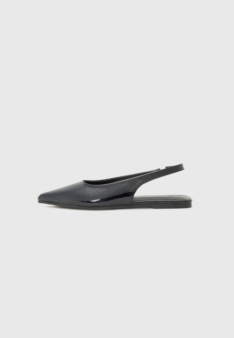 Czarne lakierowane mokasyny typu slingback z ostro zakończonym noskiem, minimalistycznym designem oraz gumową podeszwą, z wycięciem po boku.