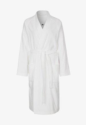 Peignoir en coton blanc avec un col châle, une taille ceinturée et deux poches avant. Présente un tissu texturé et des manches trois-quarts.