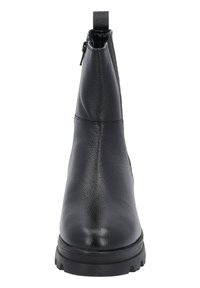 Musta nahkasaapas nilkkamallia, jossa on teksturoitu pinta, sivuvetoketju, takana vetonauha ja paksu lukkopohja, nähdään edestä päin.