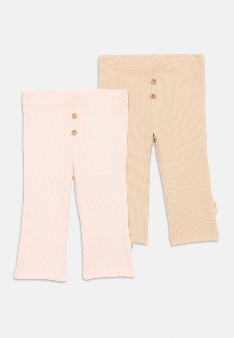 Dwie pary dziecięcych spodni ribbed: jedna jasno różowa, a druga beżowa. Każda z nich ma elastyczny pas z dwoma brązowymi guzikami i proste nogawki.
