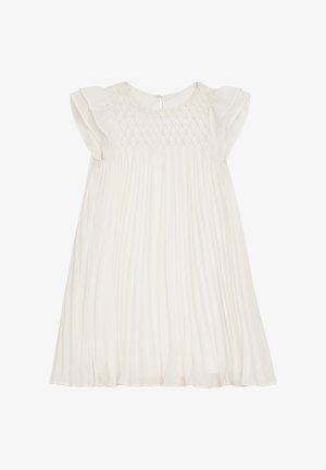 Weißes, gefaltetes Kleid mit kurzen, Rüschensäumen und einem gesmokten Oberteil. Verfügt über einen runden Ausschnitt und einen Knopfverschluss auf der Rückseite.