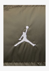 Unselected, medium olive black