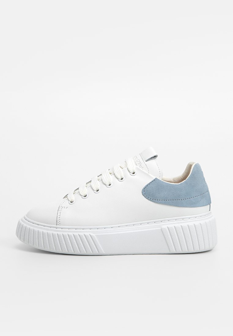 Weiße Leder-Sneaker mit einem hellblauen Wildlederakzent an der Ferse, ausgestattet mit flachen Schnürsenkeln und einer dicken, strukturierten weißen Gummisohle.