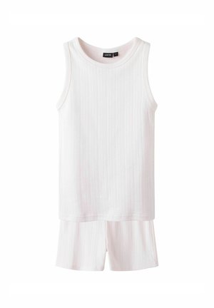 Débardeur blanc à côtes avec décolleté large et design sans manches, associé à un short assorti, fabriqué dans un matériau doux et léger.