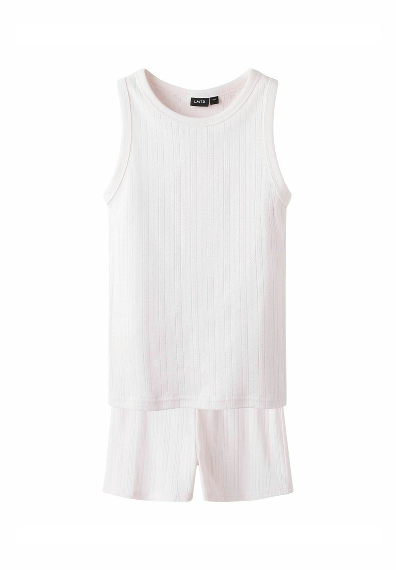 Vit ribbad linne med bred u-ringning och utan ärmar, i kombination med matchande shorts, tillverkade av mjukt, lätt material.