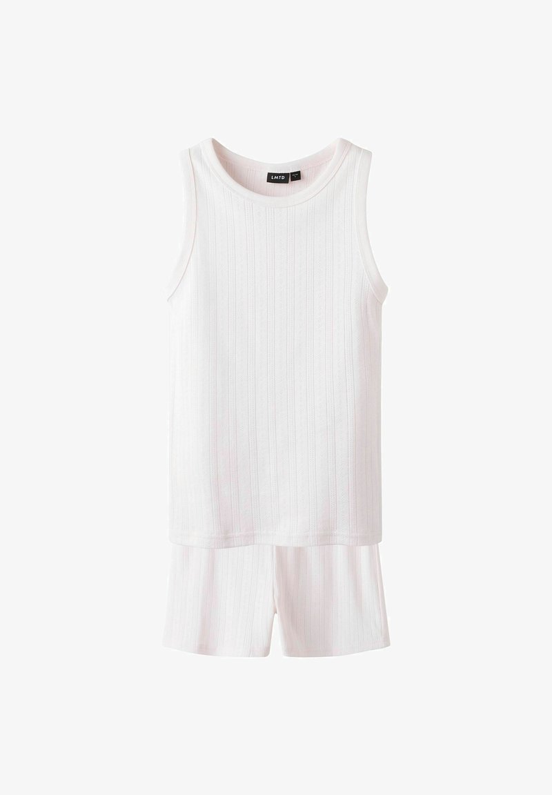 Débardeur blanc à côtes avec décolleté large et design sans manches, associé à un short assorti, fabriqué dans un matériau doux et léger.