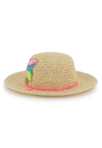 Chapeau de paille à large bord, avec une bande tressée rose et une broderie florale colorée sur un côté. Texture naturelle de couleur beige clair.