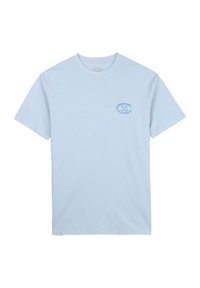 Camiseta de algodón azul claro con cuello redondo y mangas cortas. Presenta un pequeño logotipo ovalado bordado en el lado izquierdo del pecho.
