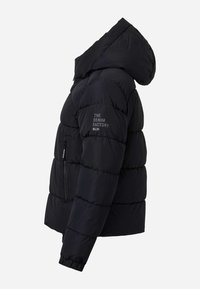 Sort polstret jakke med hætte, sidelomme med lynlås og "The Denim Factory" tekst på den øverste ærme, vist fra siden.