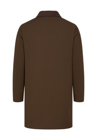 Cappotto marrone con colletto, maniche lunghe e taglio dritto. Tessuto dalla texture liscia con pochi dettagli di cuciture, senza tasche o bottoni visibili.