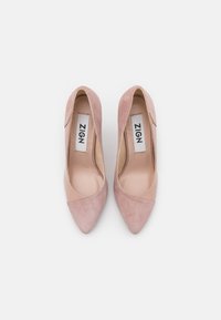 Rosa mocka högklackade skor med spetsig tå och en slät lackläderdetalj. Inuti finns en beige foder och en logotyp på sulan.