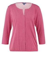 Rood geprinte shirt met driekwartmouwen, ronde halslijn en knoopsluiting. Heeft een geometrisch patroon in wit en lichtroze.