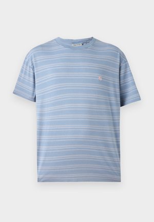 Camiseta de rayas azul clara con rayas horizontales blancas, cuello redondo y un pequeño logo rosa en el lado izquierdo del pecho. Tejido de algodón suave.