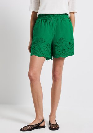MIT STICKEREI - Shorts - grün