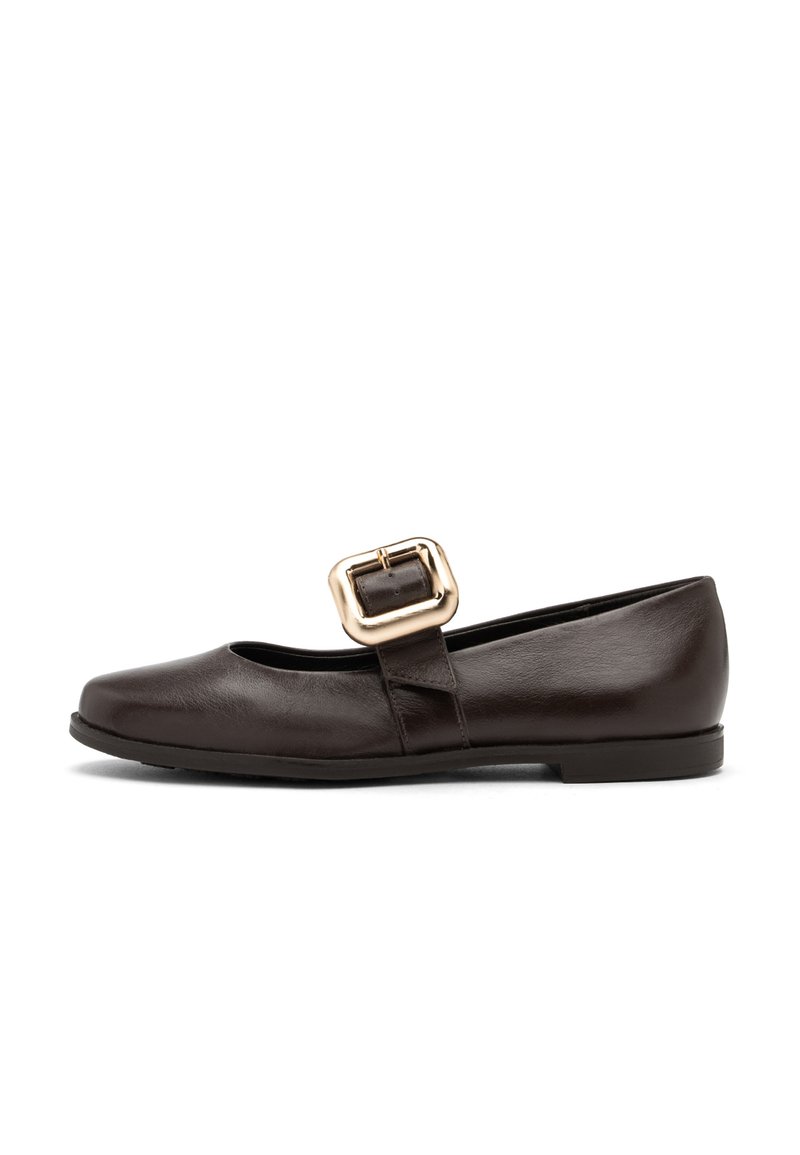 Zapato plano de cuero marrón oscuro con una ancha correa de hebilla rectangular dorada cruzando la parte superior y una puntera redondeada.