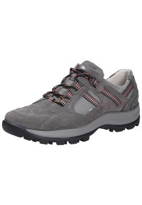 Chaussure de randonnée grise avec un design en matériaux mixtes, comprenant du suède et du mesh, des accents texturés et des lacets colorés. Semelle en caoutchouc à crampons.