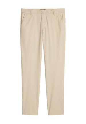 Beige rechte broek met riemlussen, zijzakken en een ritssluiting aan de voorkant, afgebeeld op een witte achtergrond.