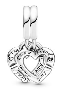 Ciondolo in argento con due cuori intrecciati. Testo inciso e un piccolo accentato in pietra nera. Finitura liscia con una lucentezza lucida.