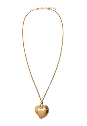 Naszyjnik w złotym odcieniu z cienkim łańcuszkiem i dużym, błyszczącym wisiorkiem w kształcie serca zawieszonym na środku.