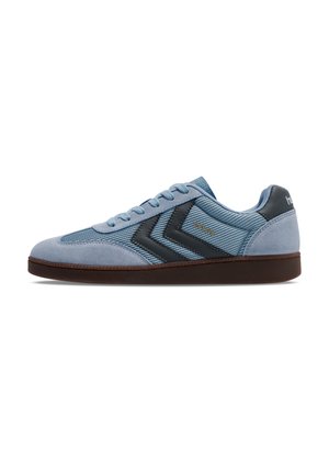 Lyseblå sneaker med ruskind og tekstureret stof, mørkebrun sål, sorte side-chevroner og sort detalje på hælen, vist fra siden.