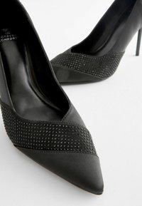Next FOREVER COMFORT BLING PANEL COURT - Magas sarkú cipők - black