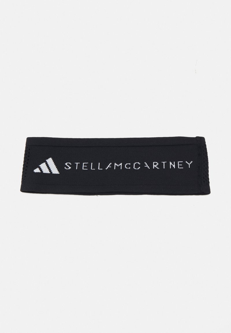 Fascia nera in tessuto con i loghi bianchi di Adidas e Stella McCartney centrati su uno sfondo bianco semplice.