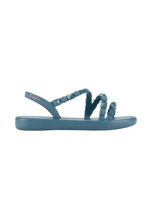 Sandalo basso blu con cinturini geometrici con perline e design con cinturino sul retro, suola in gomma e dettaglio del nome del marchio vicino al cinturino del tallone.