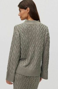 Gebreide trui in gedempt groen, met een textuur kabelpatroon, geribbelde kraag, mouwen en zoom. Ontworpen voor een getailleerde silhouet.