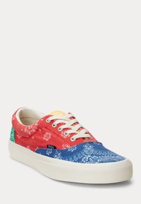 Multikleurige canvas sneakers met rode, blauwe en groene bandana-patronen, witte veters en een gestructureerde rubberen zool.