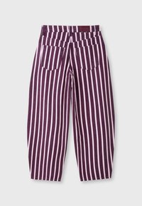 Pantalon rayé vertical violet et blanc, taille haute, deux poches arrière et coupe droite.